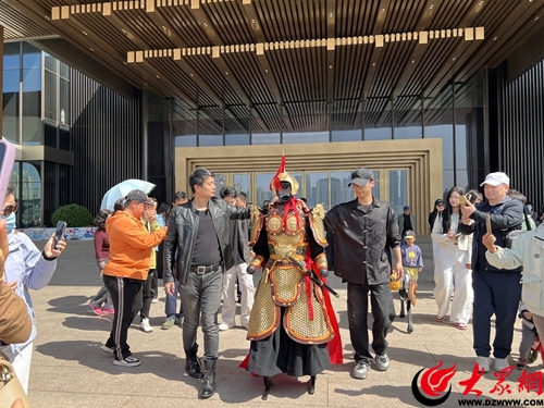 创同配资 助力青岛文旅场景智能化升级 全国首例互动人形机器人铠甲服装亮相海军节